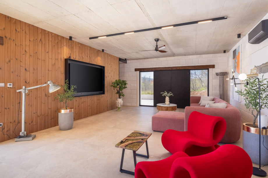 Spacious and carefully decorated living and dining area with fully equipped kitchen