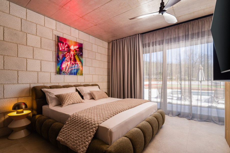 An en-suite bedrooms, each featuring a luxurious king-size bed (180 cm x 200 cm), a TV, air-conditioning