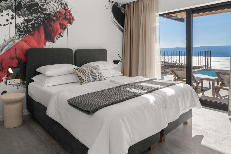 Modern en-suite bedroom featuring a 180x200cm king-size bed that can be separated into two single beds.