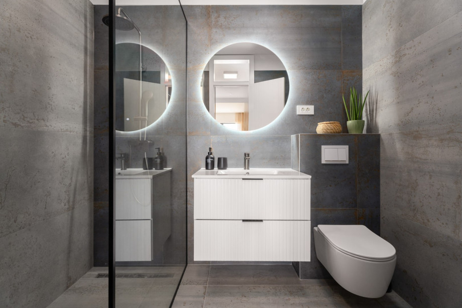 Clean and modern en-suite bathroom designed for guest comfort.