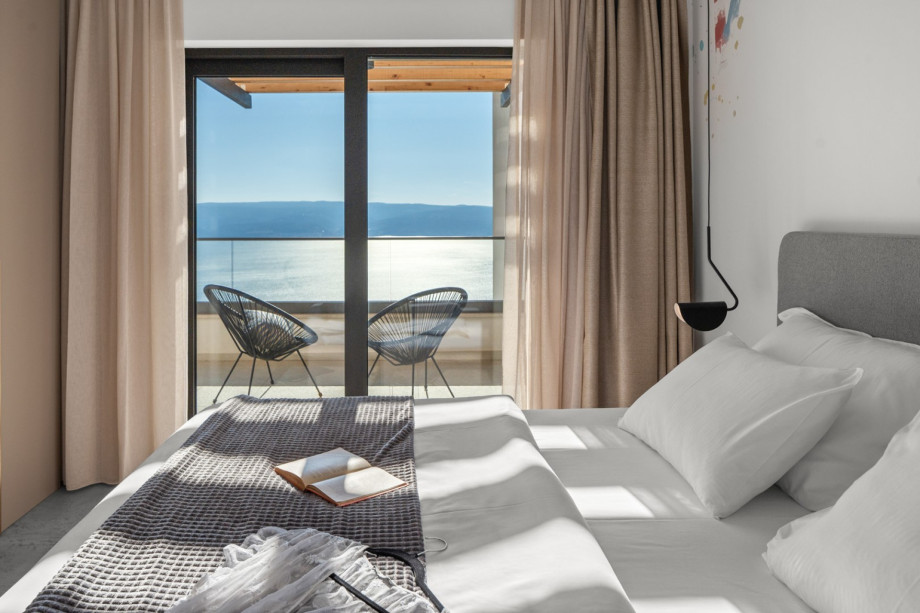 Air-conditioned en-suite bedroom featuring a king-size bed.