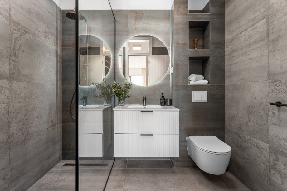 Modern en-suite bathroom equipped with a walk-in shower.