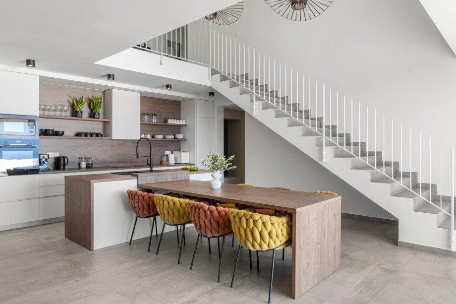 This fully equipped kitchen with an island provides a modern and stylish environment.