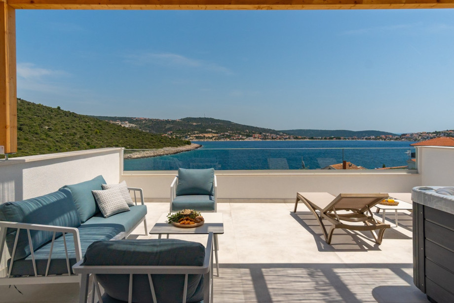 seaview terrace (40sqm) with a Whirlpool for 6 people, a lounge corner, two deck chairs and sun-umbrella