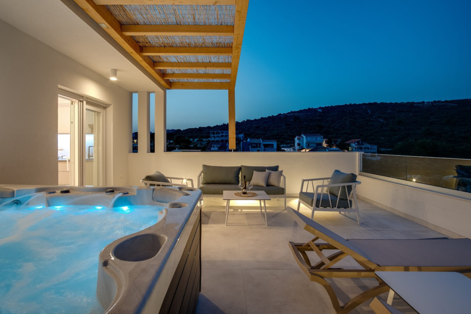 Hot-tub with sea views on the top terrace
