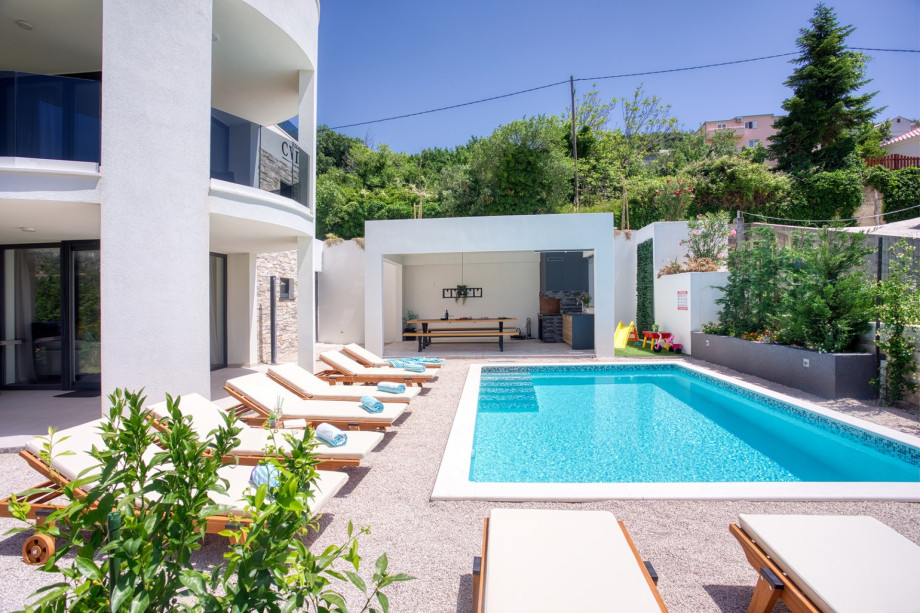 Spacious pool area with 8 pool chair, solar shower, outdoor dining area and amazing view