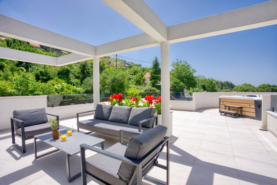 rooftop terrace with a Jacuzzi, a very comfortable lounge corner, and 4 deck chairs.