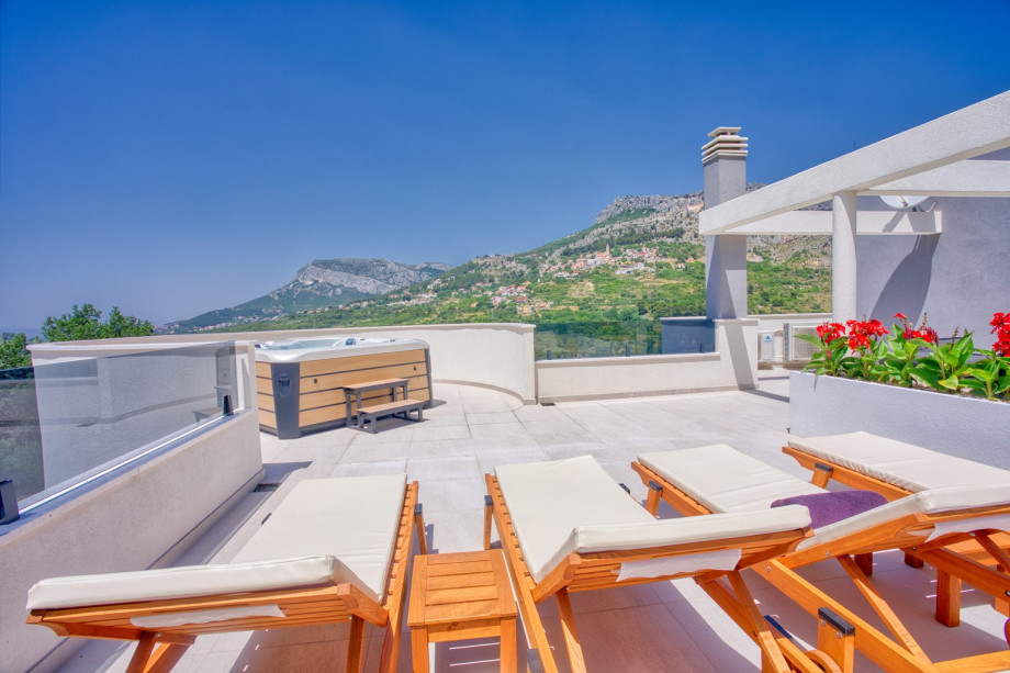 rooftop terrace with a Jacuzzi, a very comfortable lounge corner, and 4 deck chairs.