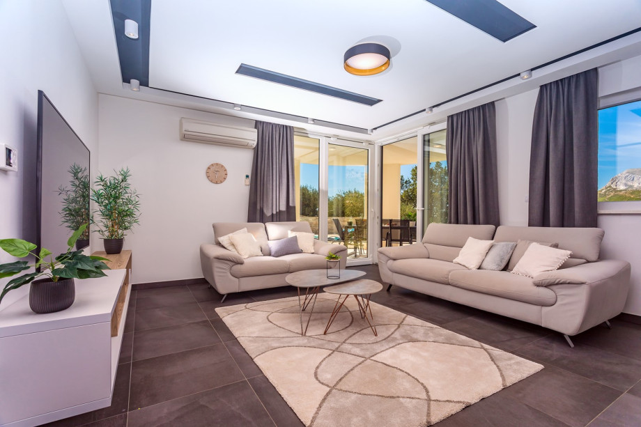 Living area with exit to the pool.