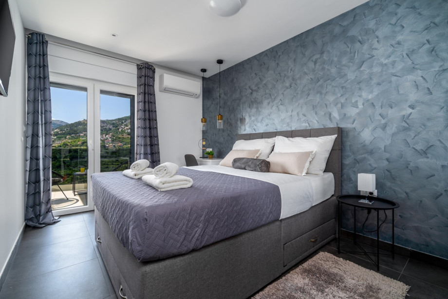 Bedroom No3 with queen size bed 160cmx200cm,a TV, terrace with a sitting area