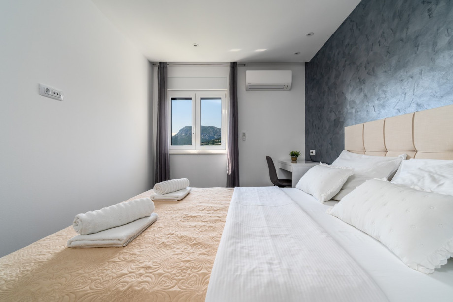 Bedroom No2 with queen size bed 160cmx200cm.