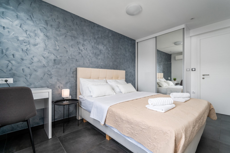 Bedroom No2 with queen size bed 160cmx200cm.