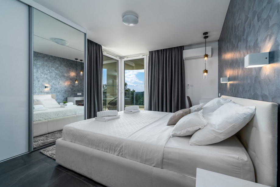 Bedroom No1 with king size bed 180cmx200cm, en-suite bathroom with shower