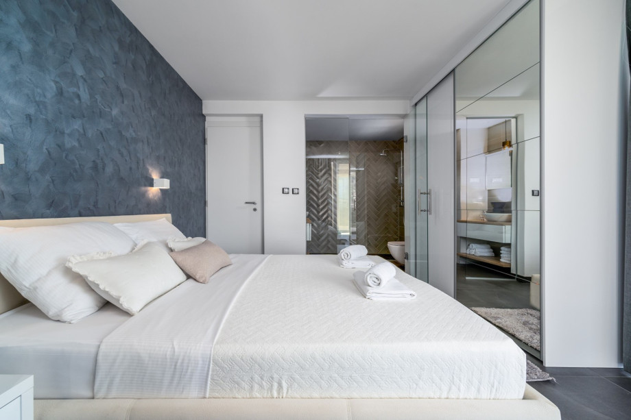 Bedroom No1 with king size bed 180cmx200cm, en-suite bathroom with shower