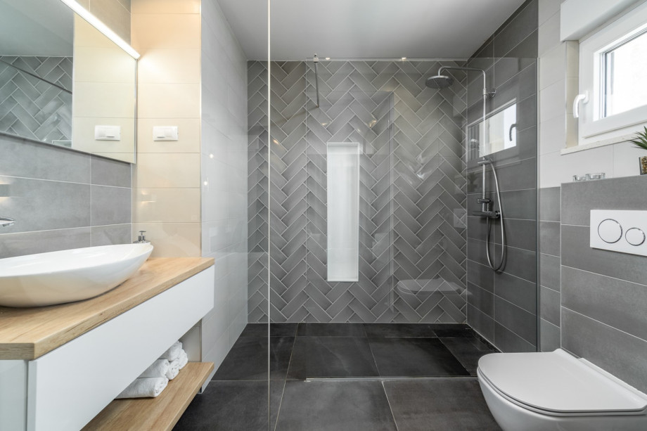En-suite bathroom with shower in bedroom no.1