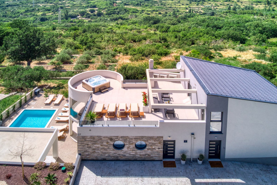 VILLA CVITA is a newly built, modern 5-bedroom villa with gym,heated 24sqm pool