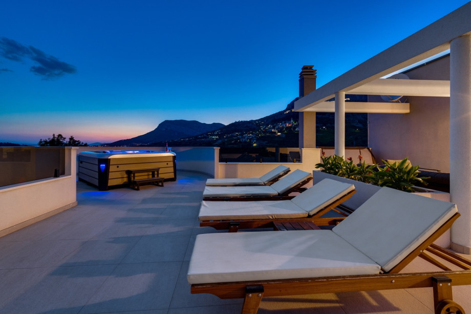 rooftop terrace with a Jacuzzi, a very comfortable lounge corner, and 4 deck chairs.