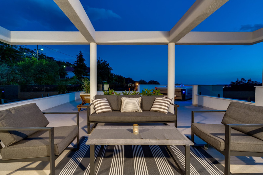 rooftop terrace with a Jacuzzi, a very comfortable lounge corner, and 4 deck chairs.