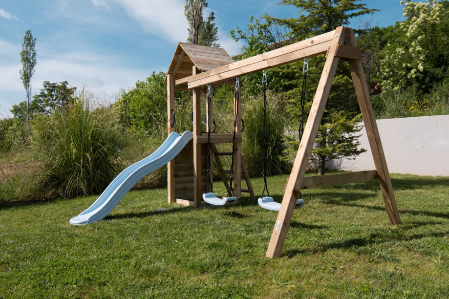 Younger guests can enjoy the children’s playground, which features a playful frame with a slide and a swing.