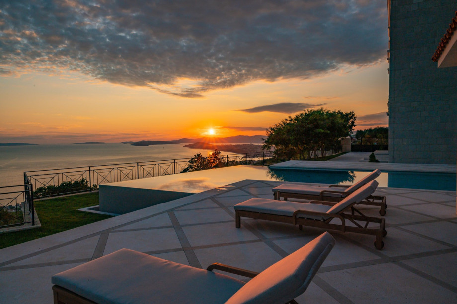 Enjoy sunset views over the 50 m2 heated infinity pool featuring a hydromassage system.