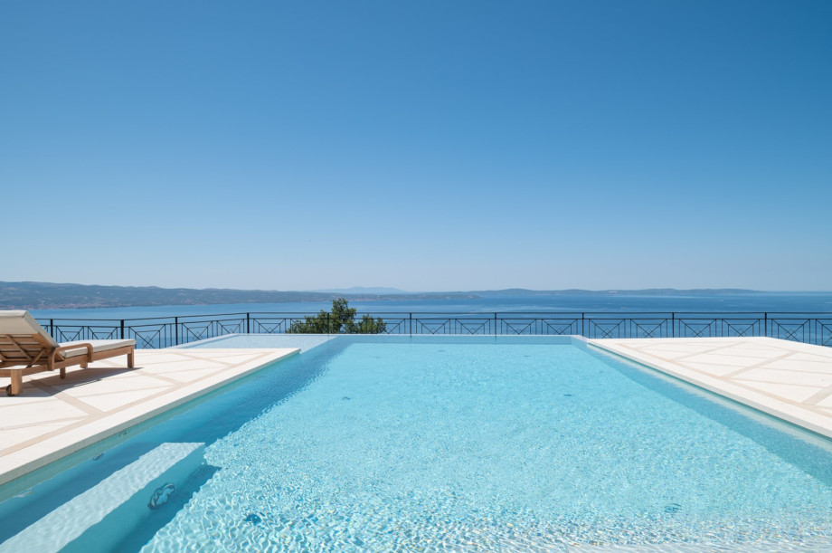 The 10m x 5m heated pool includes a hydromassage system and shallow area, creating an elegant atmosphere.