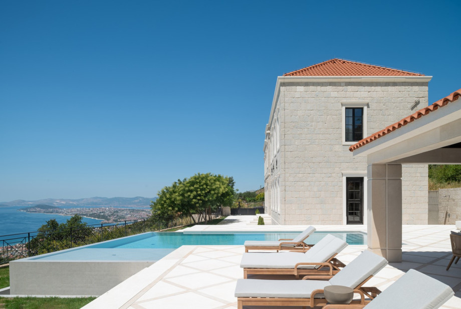 This villa features a 50 m2 heated infinity pool with a hydromassage system and panoramic sea views.