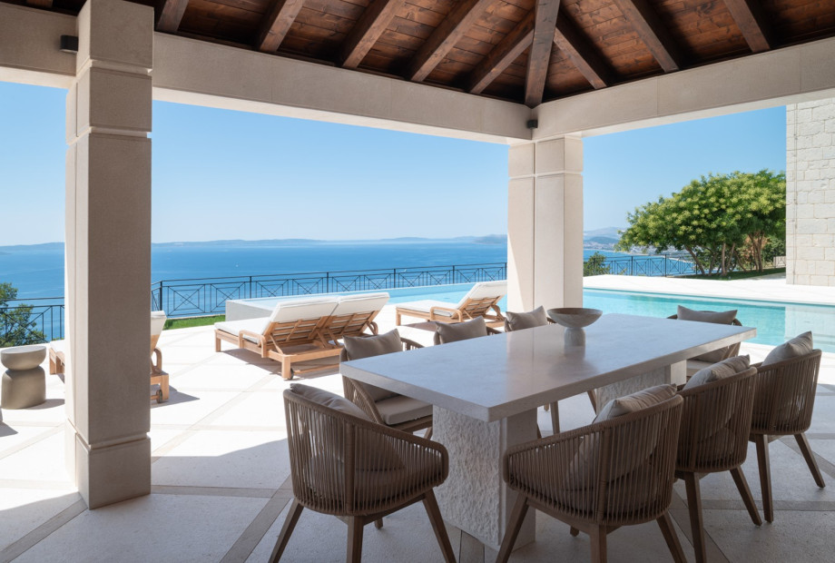 Enjoy al fresco dining in the covered outdoor area equipped with a barbecue and a lounge corner.