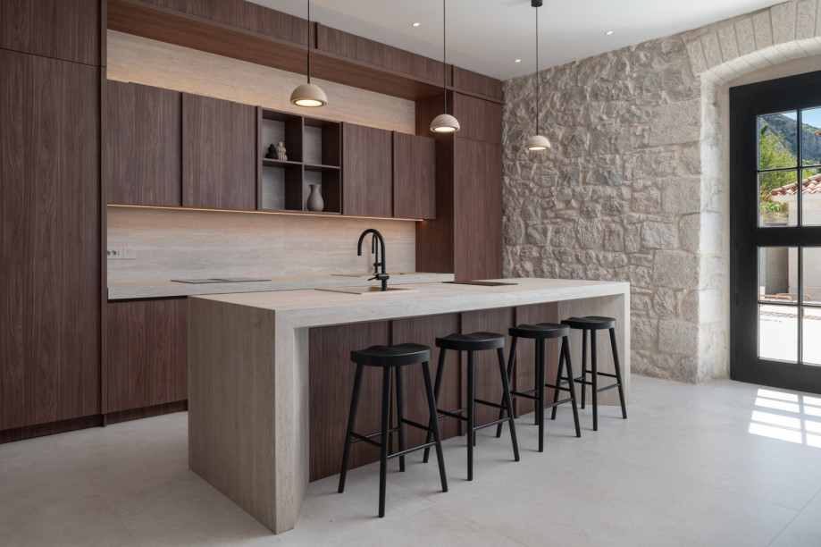 High-end interiors utilize natural stone and wood to create a classic Mediterranean atmosphere.