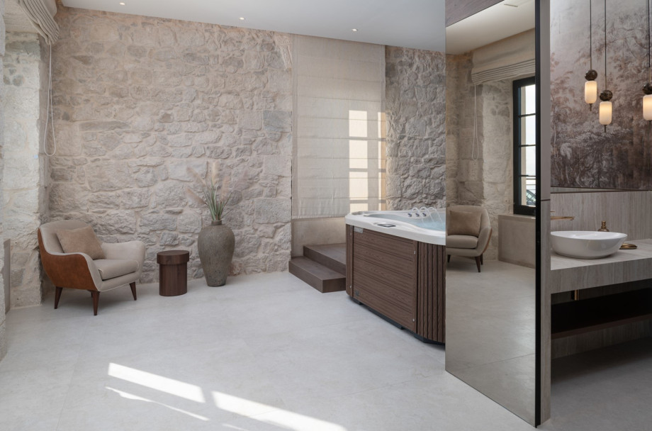 The dedicated spa zone includes a whirlpool and a relaxing corner with a view of the sea.