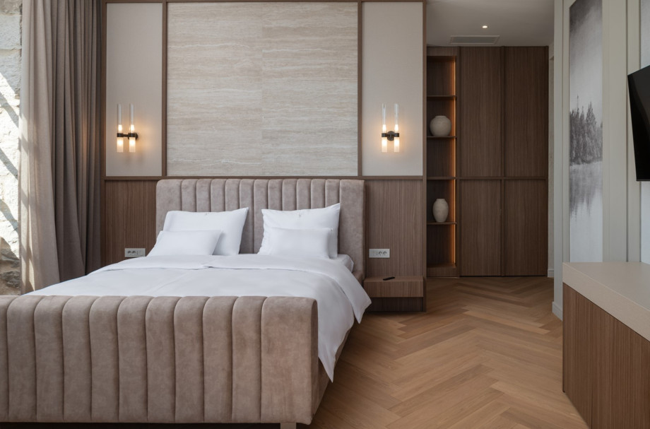 A luxurious en-suite bedroom features a 180x200 cm King-size bed and elegant Mediterranean decor.