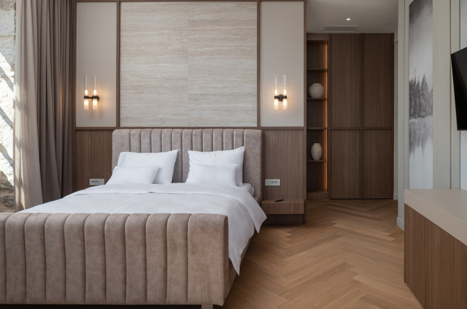 A luxurious en-suite bedroom features a 180x200 cm King-size bed and elegant Mediterranean decor.