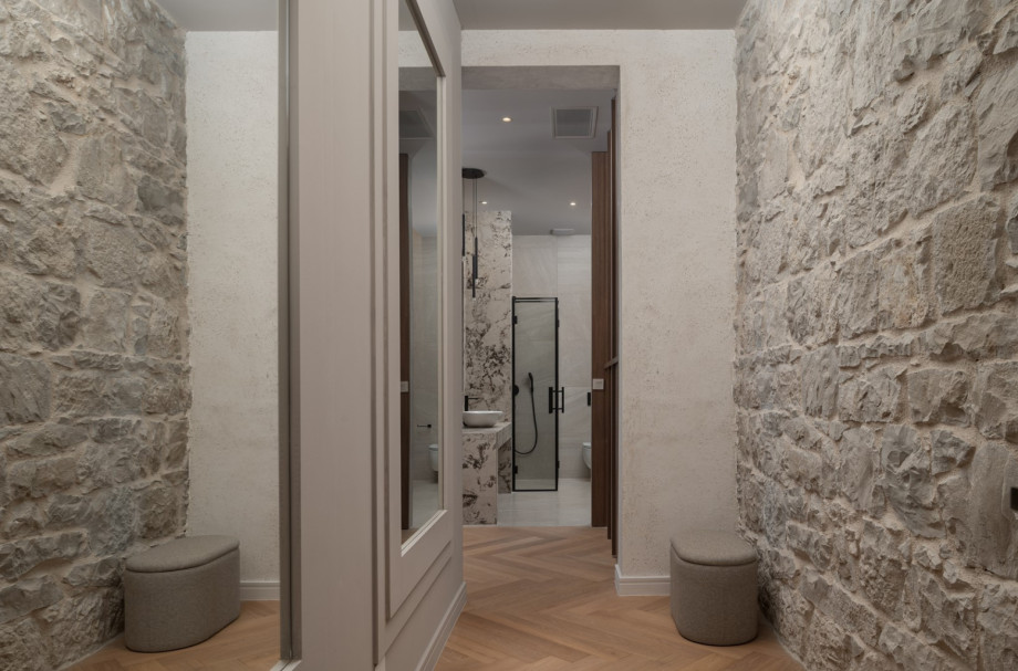 Natural stone and wood are foundational materials used throughout the 500 m2 of interiors.