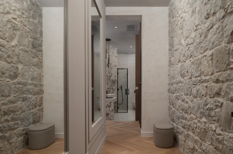 Natural stone and wood are foundational materials used throughout the 500 m2 of interiors.