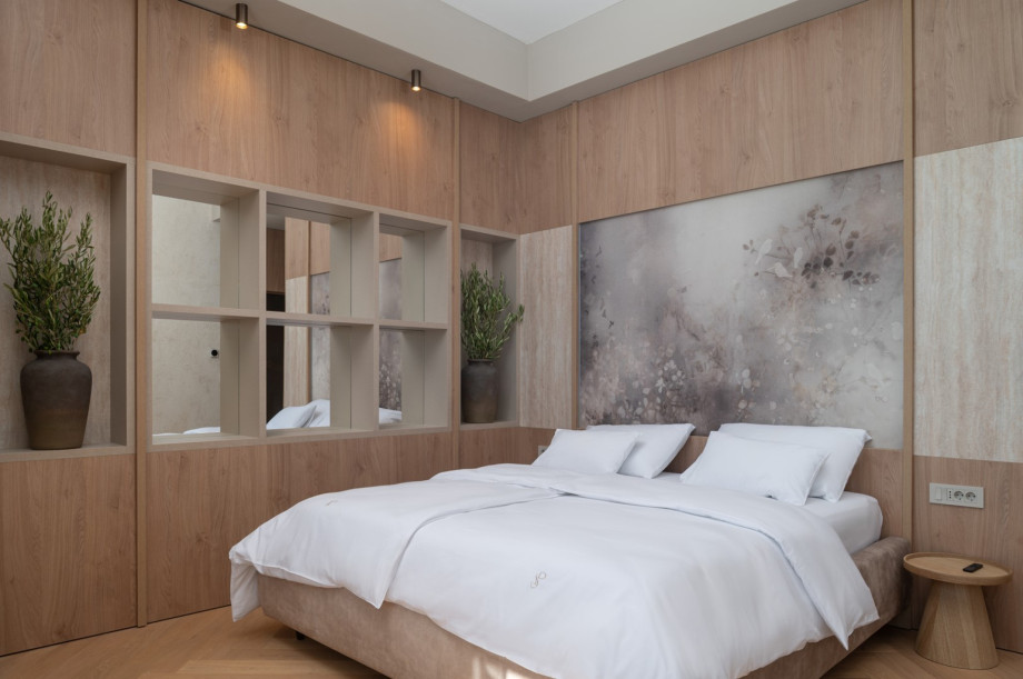Luxurious en-suite bedrooms feature King-sized beds (180x200 cm) and air conditioning for ultimate comfort.
