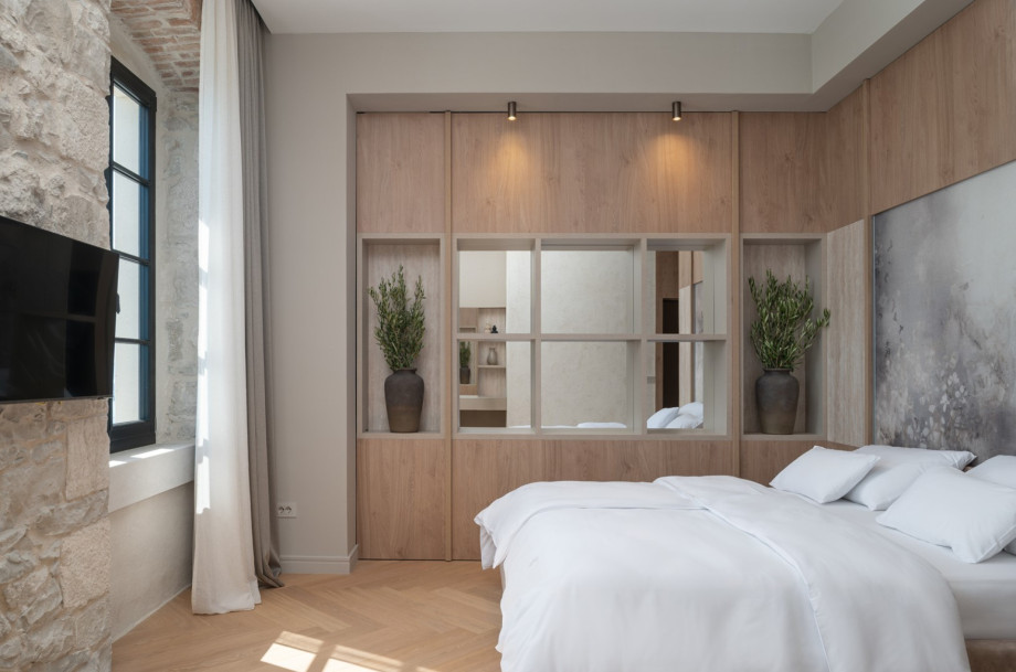 Elegant en-suite bedroom featuring a 180x200 cm king-size bed and air conditioning.