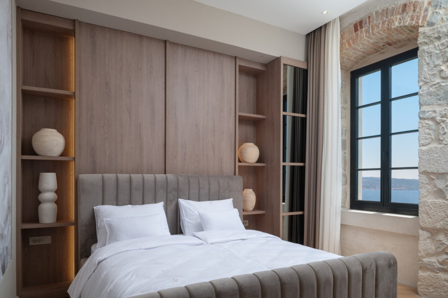 This spacious bedroom offers a King-size bed (180x200 cm) and custom, stylish furnishings.