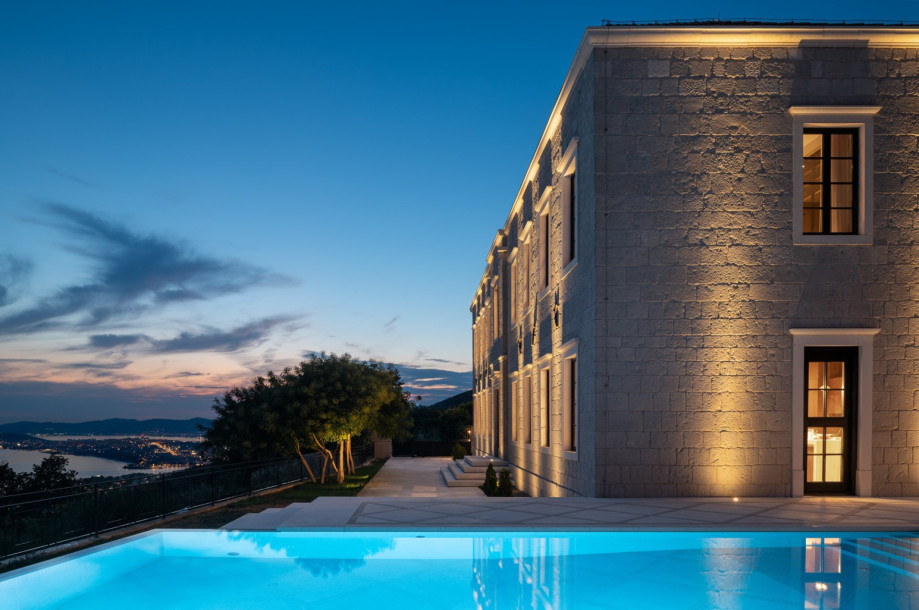 The 50 m2 heated infinity pool offers a perfect spot to enjoy twinkling coastal lights.