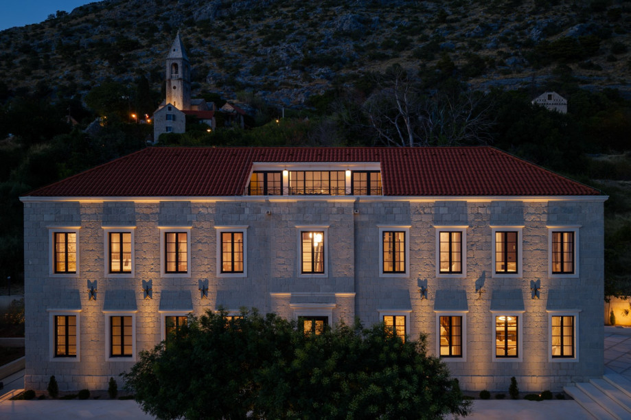 This majestic 500 m2 villa features high-end interiors and five luxurious en-suite bedrooms.