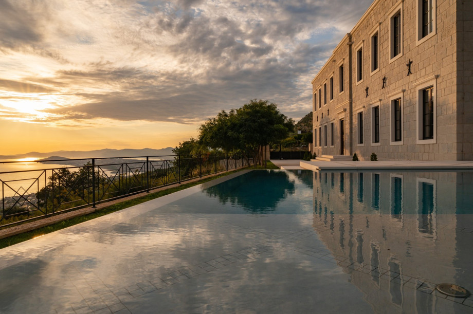The 50 m2 heated infinity pool offers breathtaking panoramic views of the Adriatic Sea and nearby islands.