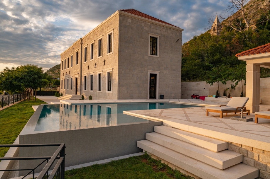 This Mediterranean retreat features a spacious sun deck and a 1,350 m2 private estate for ultimate luxury.