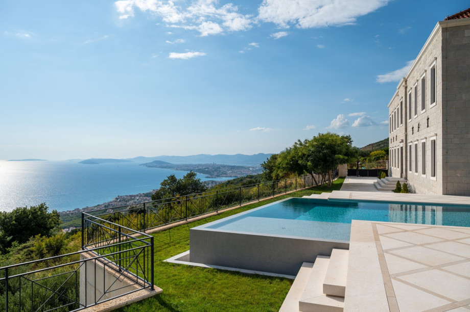 Located in Podstrana, the villa is just 10 km from Split and 3 km from the nearest pebble beach.