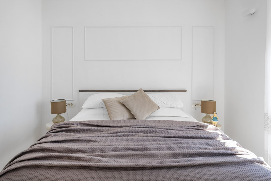 Bedroom No.2 with a AC / TV and a king-sized bed, and a sea view