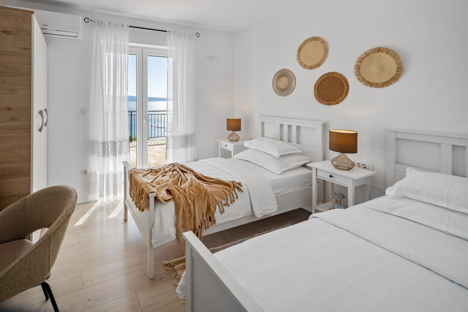 Bedroom with two single beds ( can be conected into one, AC/ TV / PS and a sea view