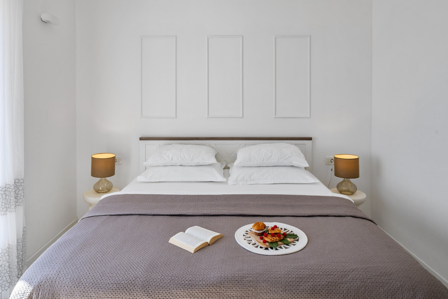 Bedroom No.3 with a AC / TV and a king-sized bed, en-suite bathroom and a sea view