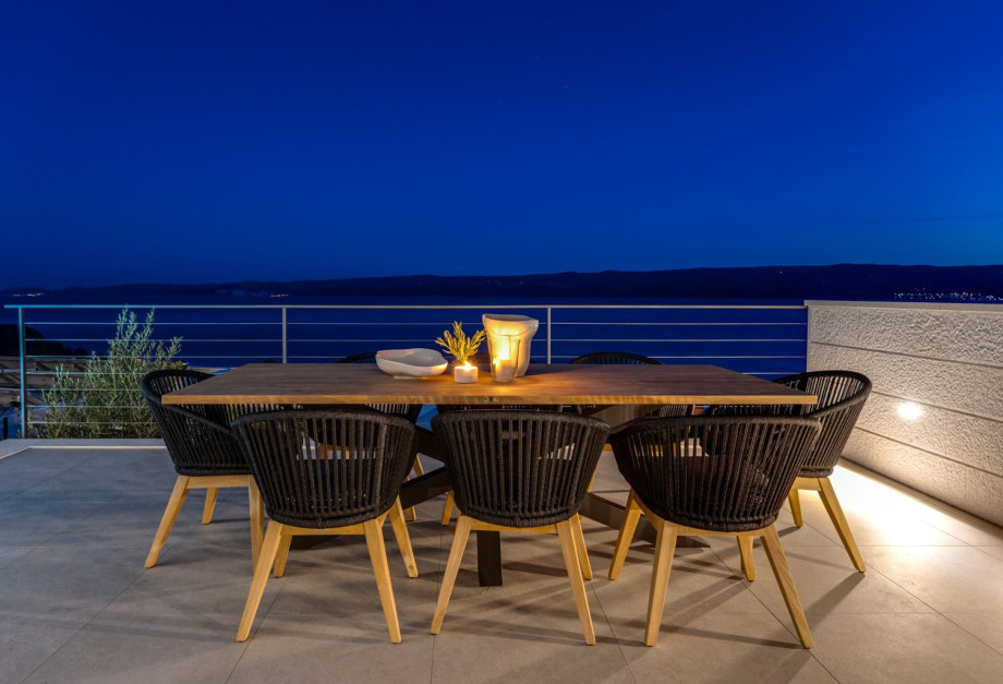 Organization of the lights in the outdoor area, gives a great vacation mood.