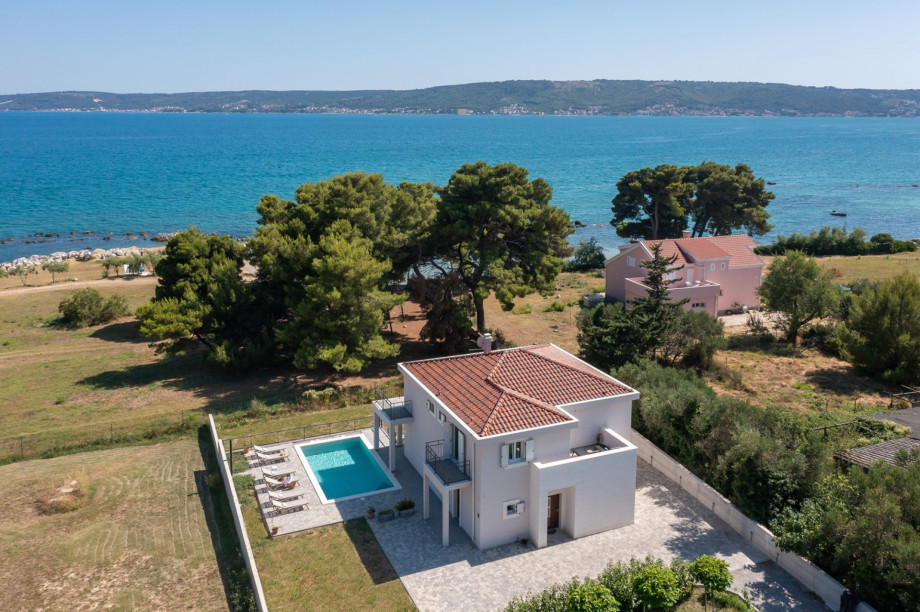 Located just 30 meters from the nearest beach this property is paradise personified