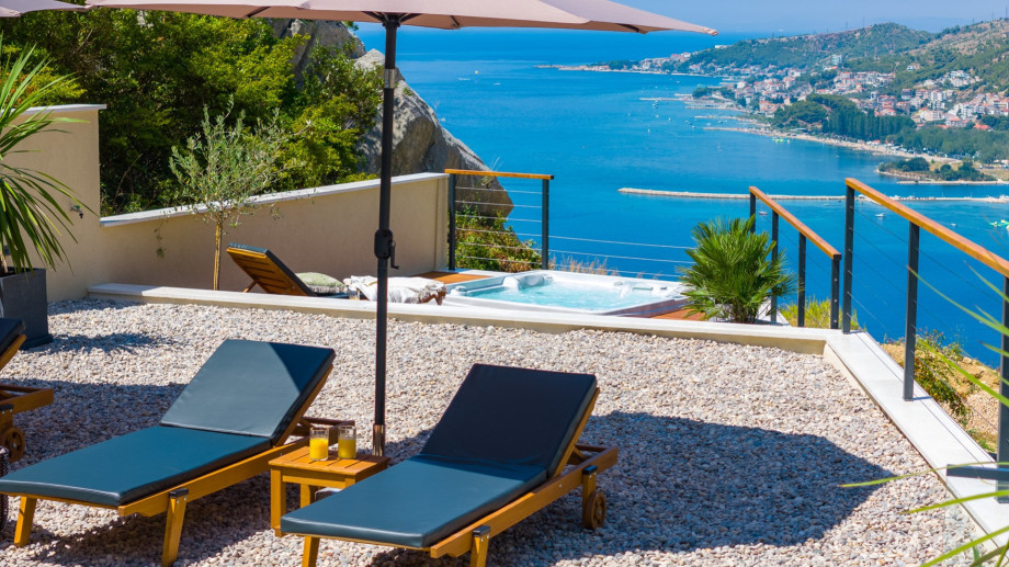 Sunbathing area with private pool and Whirlpool