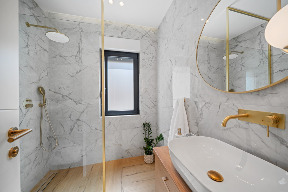 En-suite bathroom with a shower