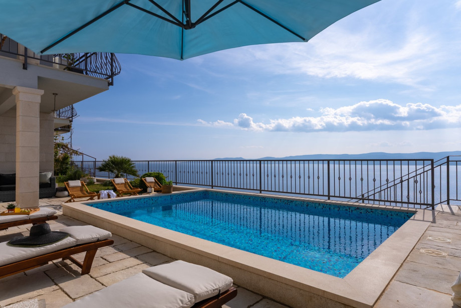 Experience complete relaxation in Villa S&A, with views of the open sea from the pool, complete with turquoise tiles and a sun umbrella