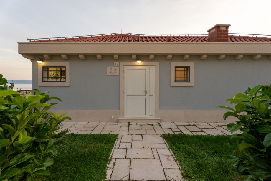 Villa S&A is a very comfortable accommodation for 6 people with a heated pool and 2 parking plots